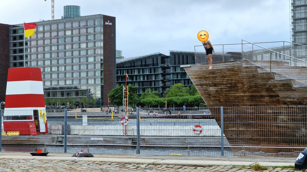Eine Person springt von einem Sprungtum in den Ostseekanal in Kopenhagen.