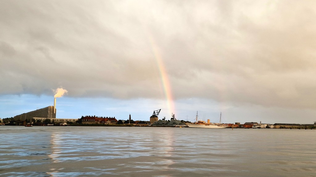Blick vom Hafenkanal auf den Stadtteil Christianshavn. Links ist das Müllheizkraftwerk "Copenhill" zu sehen.
